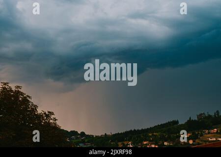 5. September 2022, Cours la Ville, Auvergne Rhone Alpes, Frankreich: Ein Sturm bereitet sich am 5. September 2022 über der Stadt Cours-la-Ville vor. (Bild: © Adrien Fillon/ZUMA Press Wire) Stockfoto
