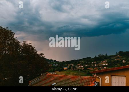 5. September 2022, Cours la Ville, Auvergne Rhone Alpes, Frankreich: Ein Sturm bereitet sich am 5. September 2022 über der Stadt Cours-la-Ville vor. (Bild: © Adrien Fillon/ZUMA Press Wire) Stockfoto