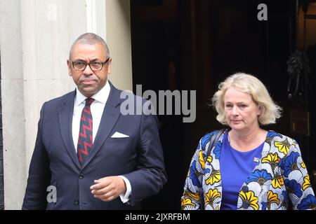 London, Großbritannien. 7. September 2022. Liz Truss, die neue Premierministerin, hielt ihr erstes Treffen mit ihrem neu gebildeten Kabinett ab. Außenminister James Cleverly und Entwicklungsministerin Vicky Ford verlassen die Nummer 10 nach der heutigen Kabinettssitzung. Quelle: Uwe Deffner/Alamy Live News Stockfoto