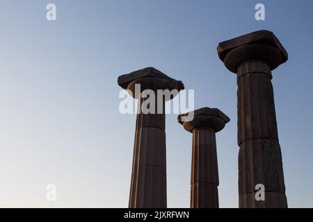 Blick auf historische Ruinen mit klarem, blauem Himmel Hintergrund, aufgenommen im Tempel der Athene in der antiken Stadt Assos in Behramkale, Türkei Stockfoto