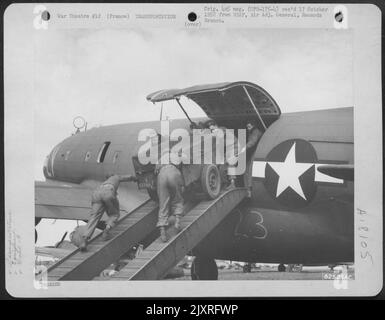Mitglieder der 9. Truppe Carrier Command Load Equipment, die nach Kopenhagen, Denmakr an Bord Eines Curtiss C-46 'Commando' auf einem Luftwaffenstützpunkt irgendwo in Frankreich. 11 Mai 1945. Stockfoto