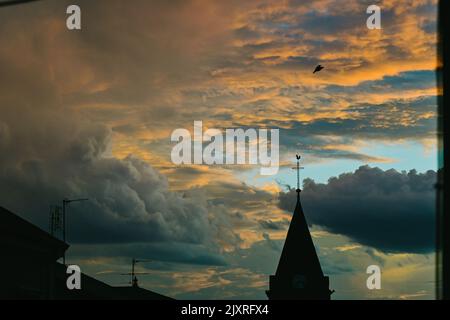 5. September 2022, Cours la Ville, Auvergne Rhone Alpes, Frankreich: Ein Vogel fliegt vorbei, während Wolken den Himmel während des Sonnenuntergangs bedecken. Ein Sturm, der sich über der Stadt Cours-la-Ville am 5. September 2022 vorbereitete. (Bild: © Adrien Fillon/ZUMA Press Wire) Stockfoto