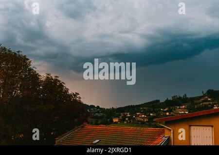 5. September 2022, Cours la Ville, Auvergne Rhone Alpes, Frankreich: Ein Sturm bereitet sich am 5. September 2022 über der Stadt Cours-la-Ville vor. (Bild: © Adrien Fillon/ZUMA Press Wire) Stockfoto