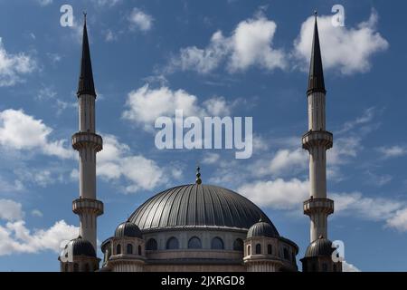 Nahaufnahme der neu errichteten Moschee am Taksim-Platz in Istanbul. Es ist ein sonniger Sommertag. Stockfoto