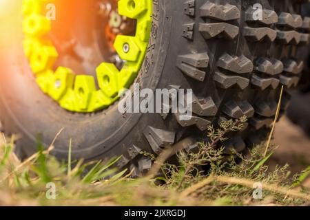 Nahaufnahme des ATV-Rades auf sandigen Böden. Stockfoto