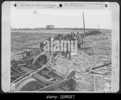 Am 2. August 1944 Erschütterte Eine gewaltige Explosion das Dorf Remy, Frankreich, als vier US 8. Air Force Lockheed P-38 Blitze der 364Th Fighter Group einen Munitions- und Truppenzug mit sich zogen, der in Eine Schaltstrecke im Dorf gezogen war. Hier Ist Stockfoto