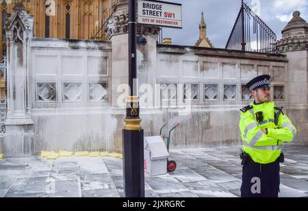 London, Großbritannien. 7. September 2022. Aktivisten der Tieraufstand bedeckten die Mauer vor dem Parlament mit weißer Farbe, die Milch symbolisierte, und blockierten die Straße zur Westminster Bridge vor Liz Truss ersten PMQs. Die Aktion war Teil der laufenden Kampagne der Tierrechtsgruppe gegen Milchprodukte, die eine pflanzenbasierte Zukunft forderte. Kredit: Vuk Valcic/Alamy Live Nachrichten Stockfoto