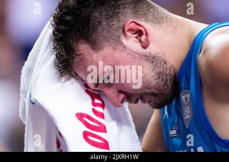 Köln, Deutschland. 07. September 2022. Basketball: Europameisterschaft, Frankreich - Slowenien, Vorrunde, Gruppe B, Matchday 5, Lanxess Arena. Die slowenische Luka Doncic lässt das Feld verletzt zurück. Quelle: Marius Becker/dpa/Alamy Live News Stockfoto