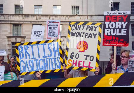 London, Großbritannien. 5.. September 2022. Demonstranten halten Schilder gegen British Gas und gegen Shell. Demonstranten versammelten sich vor der Downing Street als Teil der Kampagne „Don’t Pay“ gegen massive Energiepreiserhöhungen, als Liz Truss die Rolle des Premierministers übernimmt. Über 160.000 Menschen haben sich für die Kampagne angemeldet und werden ihre Zahlungen an Energieversorger am 1.. Oktober kündigen, wenn die Preise nicht sinken. Kredit: Vuk Valcic/Alamy Live Nachrichten Stockfoto