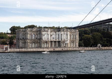 Blick auf kleine Fischerboote auf dem Bosporus und den histrozialen Palast in der Region Cengelkoy auf der asiatischen Seite in Istanbul. Es ist ein sonniger Sommertag. Wunderschöne Szene. Stockfoto