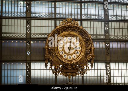 Uhr in der Haupthalle, Musée d'Orsay, untergebracht im ehemaligen Bahnhof Gare d'Orsay, Beaux-Arts. Das Museum beherbergt hauptsächlich französische Kunst aus der Zeit Stockfoto