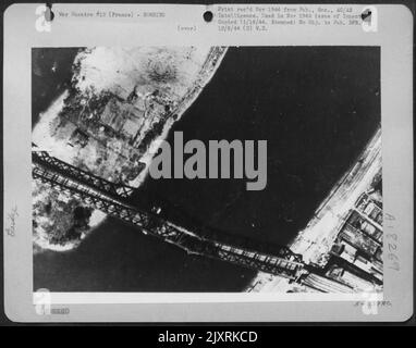 Bombenschaden an der Rouen-Sotteville-Brücke über die seine, Frankreich. Stockfoto