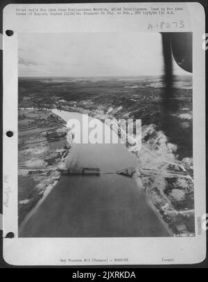 Die Port du Graviere RR-Brücke über die seine, südlich von Rouen, Frankreich, nach einem Bombenangriff der US-Neunten Luftwaffe und der britischen Zweiten Taktischen Luftwaffe. Stockfoto