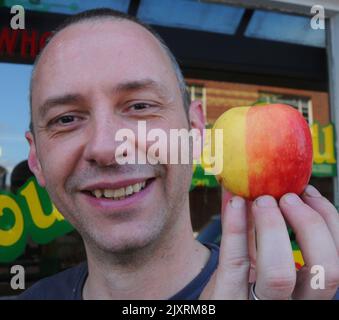 Der grüne Lebensmittelhändler Wayne Ames war erstaunt, als seine Lieferung von Pink Lady Apples eine Nachbildung des Apple aus Snow White mit einer grünen Wange und einer rosigen Wange auftauchten. Die Königin verkleidet, als die böse Hexe die rote Seite vergiftete und Schneewittchen angeboten hat, aber Wayne geht keine Chance, dass sein Apfel nicht zum Verkauf steht. Der Pink Lady Apfel ragte vom Rest in der Box mit einer perfekten Linie, die die beiden Hälften des Apfels trennte, genau wie in Snow White. Als er in Waynes Geschäft Southsea Fruit und Veg, Albert Road, Southsea, auftauchte, sagte Hants Wayne: ''der Apfel ist gerade in meinem normalen Delive aufgetaucht Stockfoto