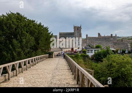 Hölzerner Fußweg von corfe Castle in dorset uk zum Dorf corfe Castle und der mittelalterlichen Kirche Stockfoto