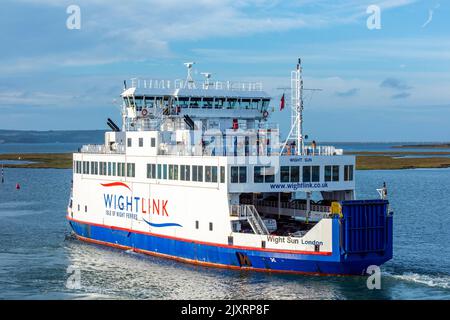 isle of wight wightlink-Fahrzeugfähre wight Sun im Fluss, der lymington im neuen Wald nach yarmouth auf der Insel wight verlässt, an einem ruhigen Herbsttag Stockfoto