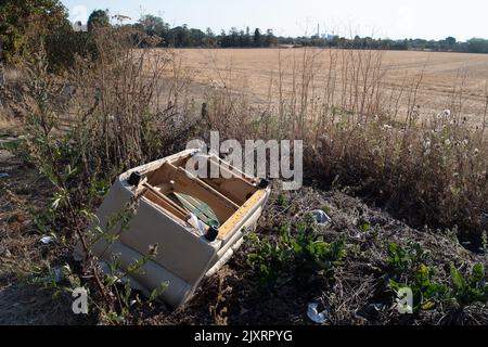 Taplow, Buckinghamshire, Großbritannien. 14.. August 2022. Das Fliegenkippen auf die Landzeilen in Taplow trägt zu einem bereits extremen Brandrisiko während der Dürre bei. Quelle: Maureen McLean/Alamy Stockfoto