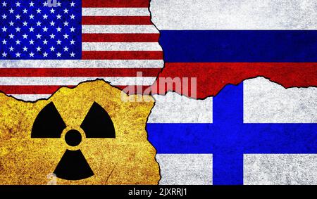 Flaggen der USA, Russlands, Finnlands und Strahlungssymbol an der Wand. USA, Finnland und Russland Atomabkommen oder Spannungen Konzept Stockfoto