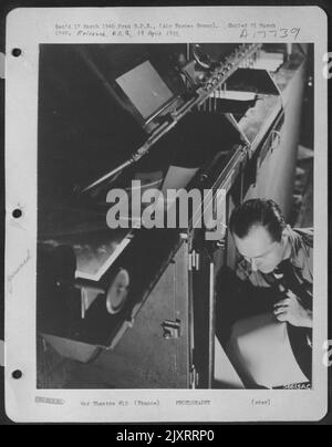 FRANKREICH - der Multidrucker geht zur Arbeit. Papier, das in 1000-Fuß-Rollen erhältlich ist, wird entsprechend dem negativen Kontrast geladen. Sgt. John Hellas aus Jacksonville, Florida, legt die Rolle in die Maschine. Stockfoto