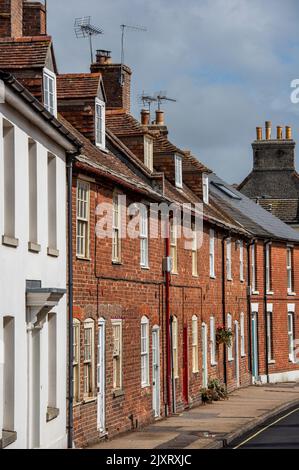 Reihen von Reihenhäusern in der dorset-Stadt wareham auf der Insel Purbeck, viktorianische Terrassenhäuser, Arbeiterhäuser in dorset uk, rote Backsteinhäuser Stockfoto