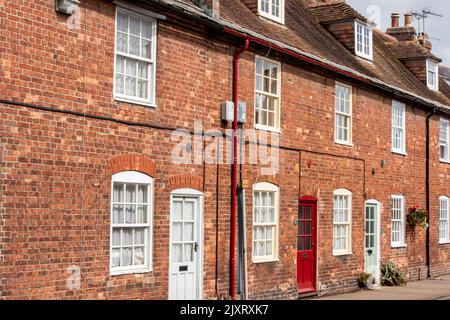 Reihenhäuser aus rotem Backstein in wareham in dorset, großbritannien, Terrasse aus viktorianischen Häusern aus rotem Backstein, Häuserzeile in wareham, viktorianischen oder georgischen Gebäuden. Stockfoto