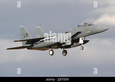 48. Fighter Wing F-15E kehrt gegen einen launischen Himmel nach RAF Lakenheath zurück. Stockfoto