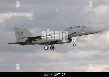 48. Fighter Wing F-15E kehrt gegen einen launischen Himmel nach RAF Lakenheath zurück. Stockfoto