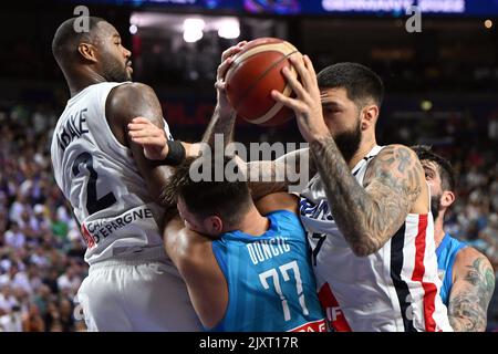 Köln, Deutschland. 07. September 2022. Basketball: Europameisterschaft, Frankreich - Slowenien, Vorrunde, Gruppe B, Matchday 5, Lanxess Arena. Die slowenische Luka Doncic liegt auf dem Platz. Quelle: Federico Gambarini/dpa/Alamy Live News Stockfoto