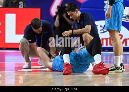 Köln, Deutschland. 07. September 2022. Basketball: Europameisterschaft, Frankreich - Slowenien, Vorrunde, Gruppe B, Matchday 5, Lanxess Arena. Die slowenische Luka Doncic wird vor Gericht behandelt. Quelle: Federico Gambarini/dpa/Alamy Live News Stockfoto