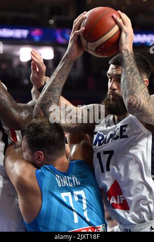 Köln, Deutschland. 07. September 2022. Basketball: Europameisterschaft, Frankreich - Slowenien, Vorrunde, Gruppe B, Matchday 5, Lanxess Arena. Die slowenische Luka Doncic liegt auf dem Platz. Quelle: Federico Gambarini/dpa/Alamy Live News Stockfoto