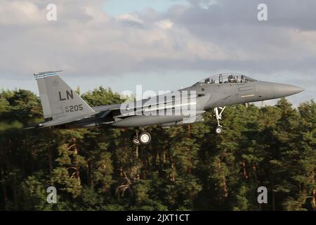 48. Fighter Wing F-15E kehrt gegen einen launischen Himmel nach RAF Lakenheath zurück. Stockfoto