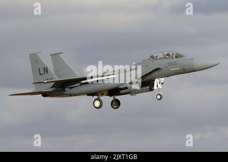 48. Fighter Wing F-15E kehrt gegen einen launischen Himmel nach RAF Lakenheath zurück. Stockfoto