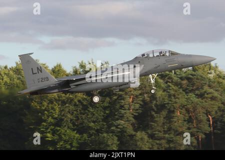 48. Fighter Wing F-15E kehrt gegen einen launischen Himmel nach RAF Lakenheath zurück. Stockfoto