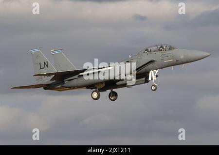 48. Fighter Wing F-15E kehrt gegen einen launischen Himmel nach RAF Lakenheath zurück. Stockfoto