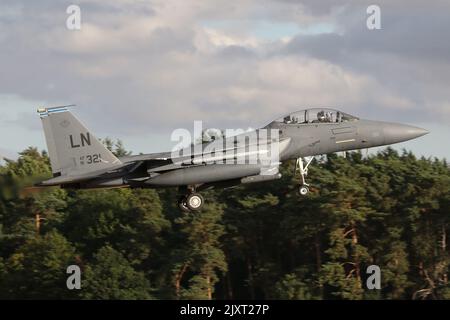 48. Fighter Wing F-15E kehrt gegen einen launischen Himmel nach RAF Lakenheath zurück. Stockfoto