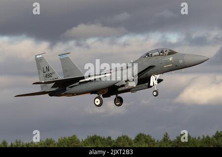 48. Fighter Wing F-15E kehrt gegen einen launischen Himmel nach RAF Lakenheath zurück. Stockfoto