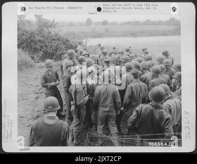 Männer des Bataillons der Ingenieurluftfahrt 834Th versammeln sich während seines Besuchs auf ihrer Basis in Le Molay, Frankreich, um den berühmten General Dwight D. Eisenhower für einen Autograph zu besuchen. Stockfoto