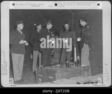 Bei einem heißen Kaffee trinken Major General Hoyt S. Vandenberg und Brig. General Clayton L. Bissell spricht mit Offizieren der 386Th Bomb Group während der ehemaligen S-Inspektionstour des Luftwaffenstützpunktes 9. in Beaumont, Frankreich, am 23. Oktober 1944. Stockfoto