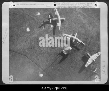 Britische 'Horsa'-Segelflugzeuge des neunten AF-Truppenkommandos werden genau dort gezeigt, wo sie in der Normandie gelandet sind, um am D-Day die erste luftgestützte Infanterie zur Unterstützung von Truppen zu bringen, die vom Meer aus angreifen. Zwei der Segelflugzeuge, die offenbar gebrochen sind Stockfoto