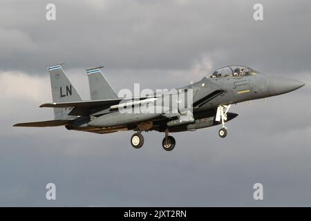 48. Fighter Wing F-15E kehrt gegen einen launischen Himmel nach RAF Lakenheath zurück. Stockfoto