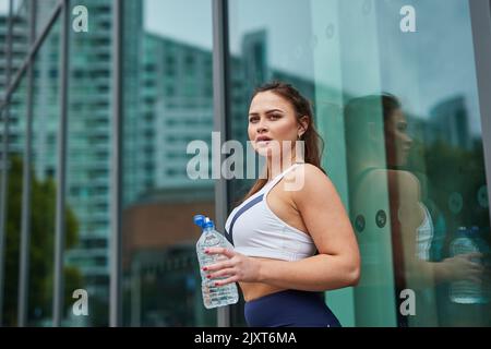 Eine alleinstehende Joggerin auf den Straßen von Manchester, Großbritannien Stockfoto