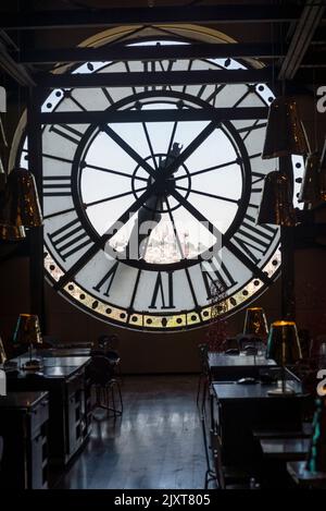 Uhr im Restaurant Musée d'Orsay, das sich im ehemaligen Bahnhof Gare d'Orsay, einem Beaux-Arts-Bahnhof, befindet. Das Museum beherbergt hauptsächlich französische Kunst aus der Zeit Stockfoto