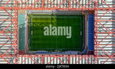 7. APRIL 2022, Mailand, Italien : Luftaufnahme über dem Stadio Giuseppe Meazza ist besser bekannt als San Siro Stadion. Vom Dach aus und über dem Dach Stockfoto