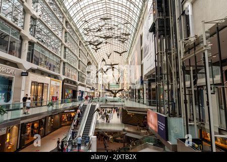 Innenraum des CF Toronto Eaton Centre. An der Decke hängende Gänse aus Fiberglas, genannt Flight Stop. Stockfoto