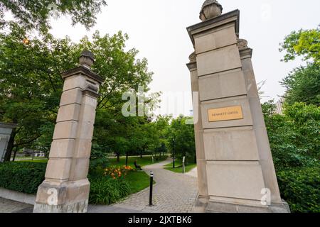 Toronto, Ontario, Kanada - Juli 19 2021 : Bennett Gate, Philosopher's Walk, University of Toronto. Queen's Park. Stockfoto