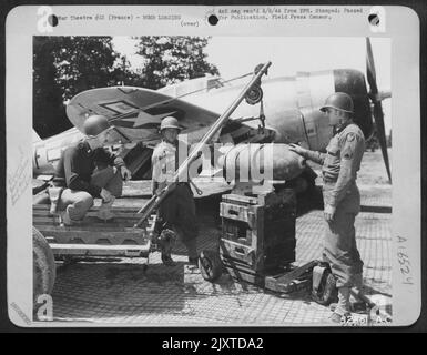 1. LT. F.G. Tuscher (links) Auburndale, Mass., Ordnungs- und Transportoffizier einer Luftstreiteinheit von 9. in Frankreich, überwacht den Betrieb eines Hebevors, den er aus gefangenem deutschem Material machte, um beim schnellen Laden von Bomben auf Republic P-47 zu helfen Stockfoto