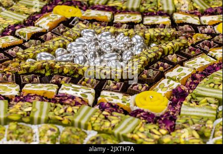 Verschiedene türkische und mittelöstliche Süßigkeiten im Dessertladen Stockfoto