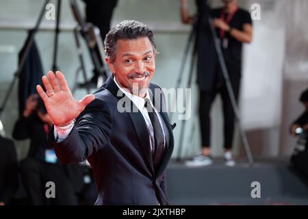 Benjamin Bratt nimmt am 06. September 79. 2022 in Venedig, Italien, am roten Teppich „Dead for A Dollar“ auf dem Internationalen Filmfestival von Venedig Teil. ©Phot Stockfoto