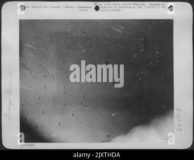 Alliiertes Landungsschiff an der Küste Frankreichs am Invasionstag 6/6/44. Stockfoto