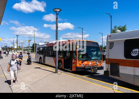 Mississauga City Center Transit Terminal Bus Platform. Mississauga, Ontario, Kanada Stockfoto